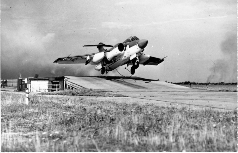 small_Blackburn%20Buccaneer%20NA%2039%20XK523%20ground%20catapult%20trials%20circa%201960%2069068.jpg